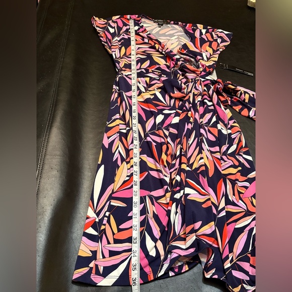 Maggy London Leana Wrap Dress in NV/Fiesta print. NWT size 8P. - Picture 16 of 16